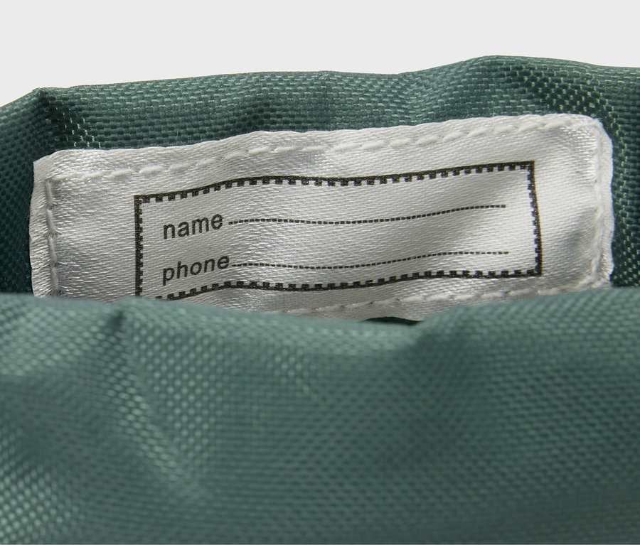 Zbliżenie na kalosze we wzór w zwierzęta z miejscem na wpisanie imienia i numeru telefonu.