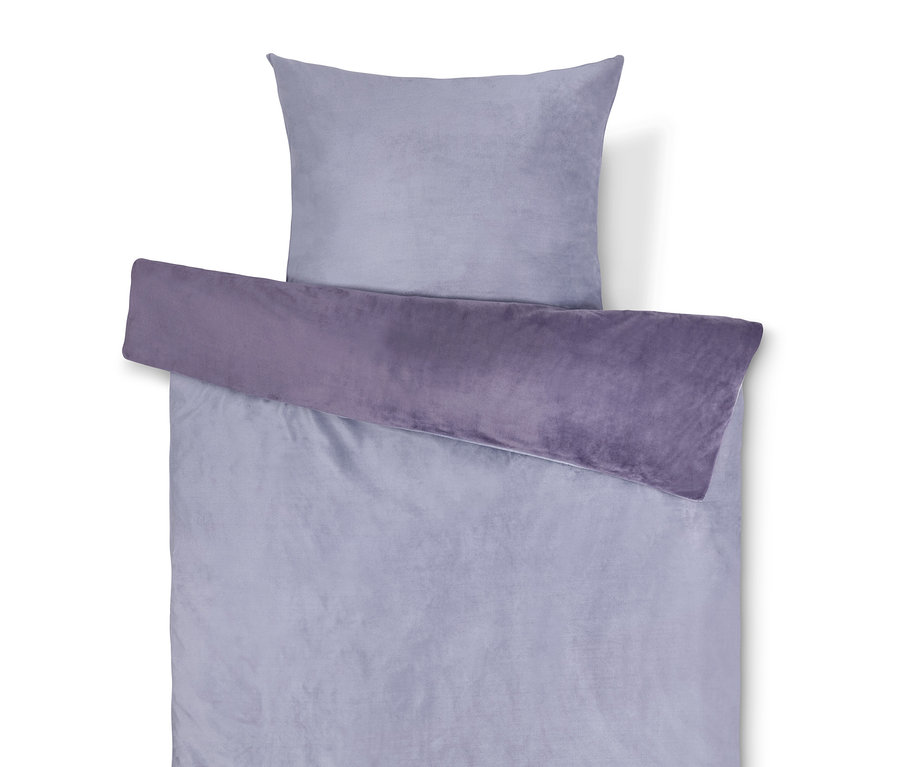 Jasnofioletowy zestaw pościeli z poduszką i kołdrą, z ciemnofioletową narzutą.