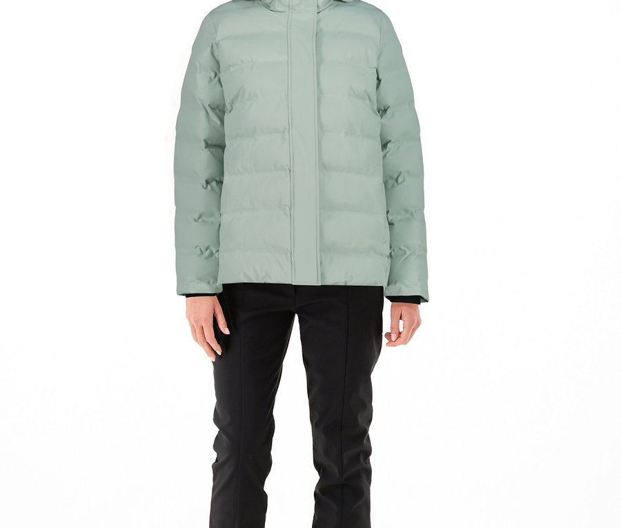 Kobieta ma na sobie kurtkę pikowaną CMP.