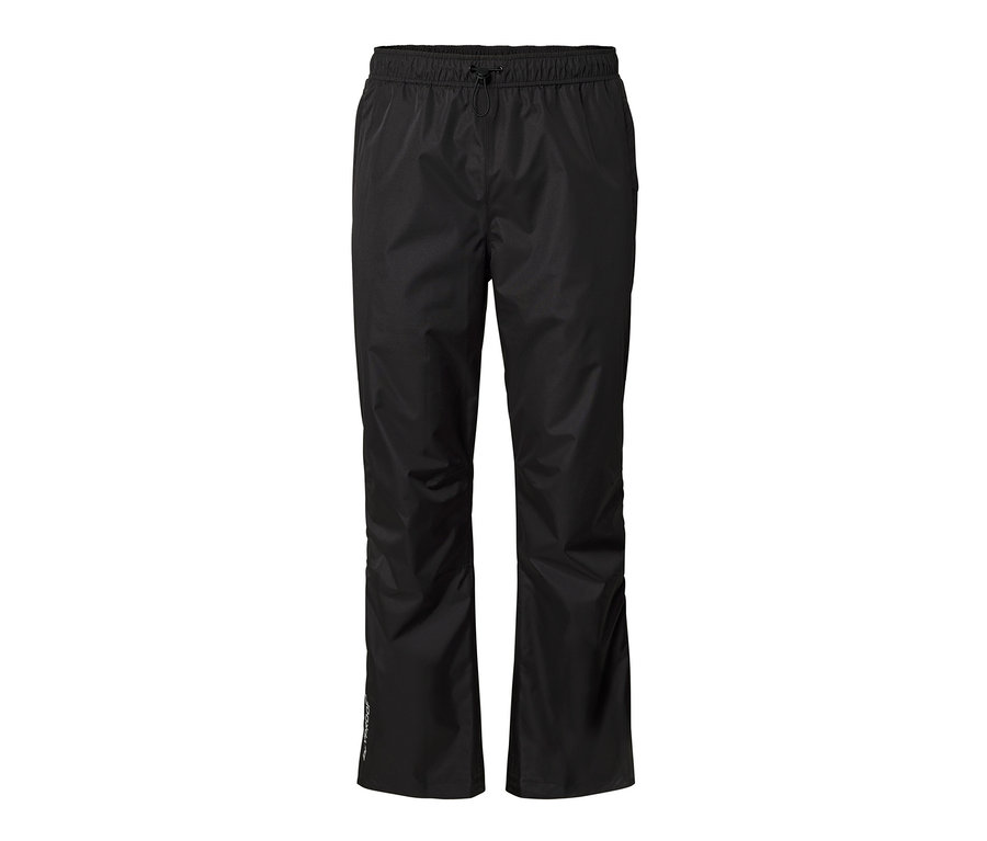 Czarne spodnie przeciwdeszczowe.