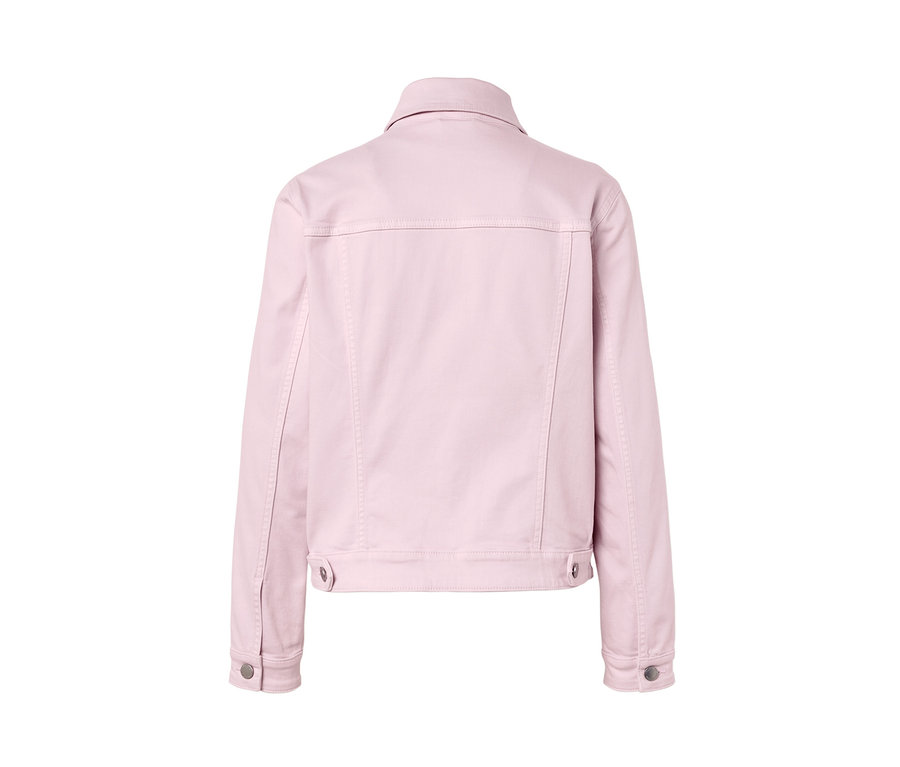 Widok z tyłu jasnoróżowej kurtki dżinsowej.