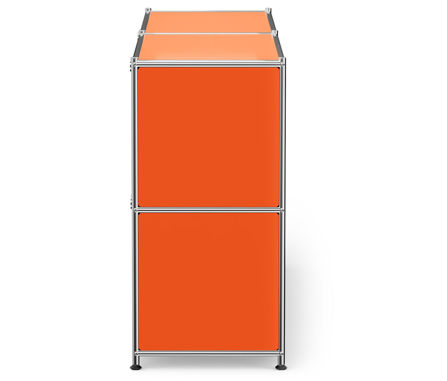 Pomarańczowa szafka ze srebrną ramą.