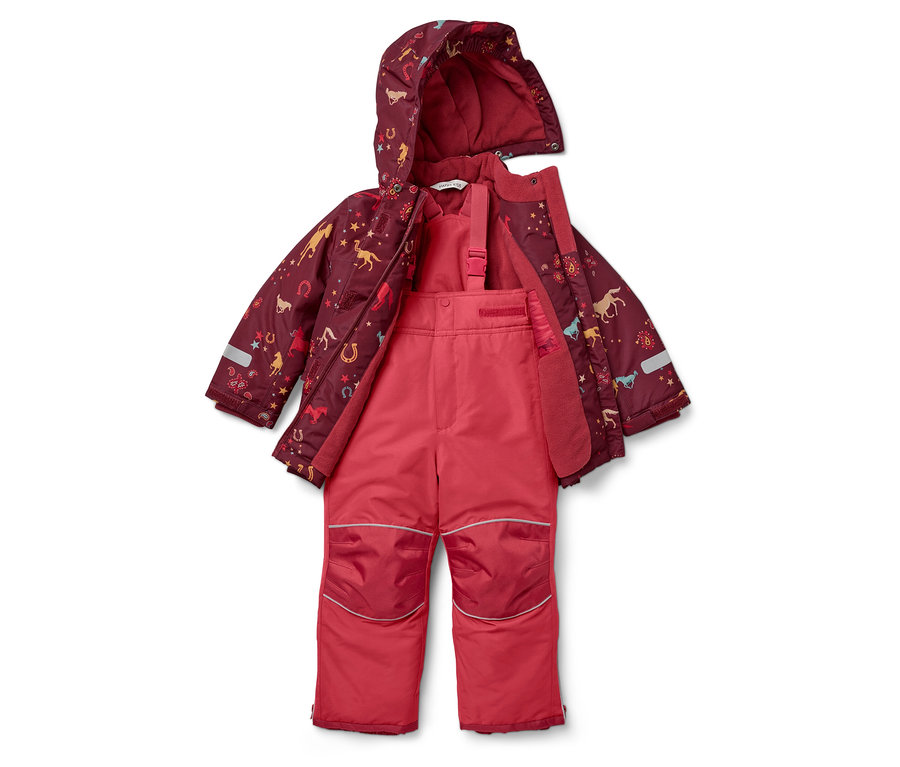 Burgundowa kurtka zimowa z kapturem w konie i gwiazdy oraz różowe spodnie narciarskie.