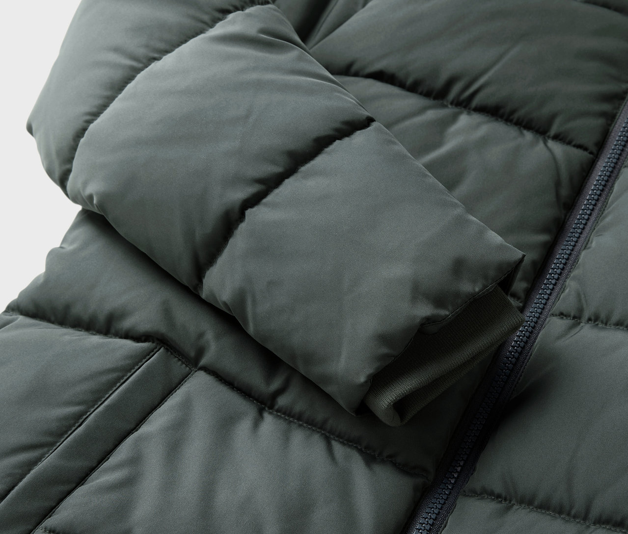 Zbliżenie na kurtkę termiczną dla dzieci.