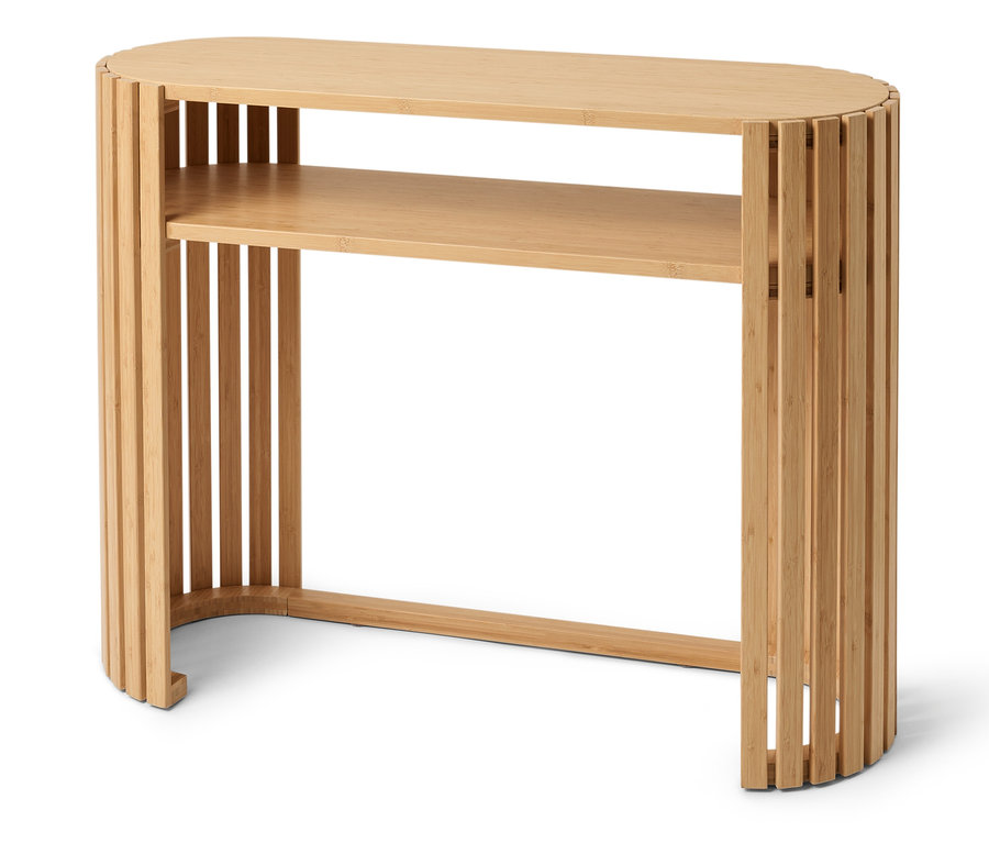 Jasnobrązowy, owalny stolik boczny z bambusa z dwiema półkami.