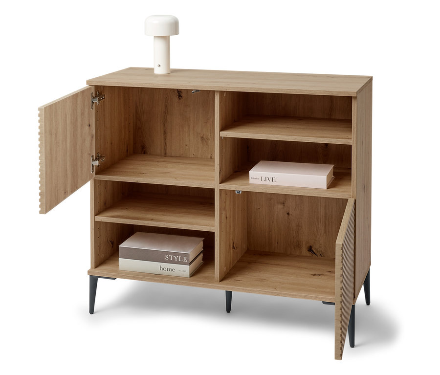 Otwarta drewniana szafka z półkami i książkami w środku oraz lampą na górze.