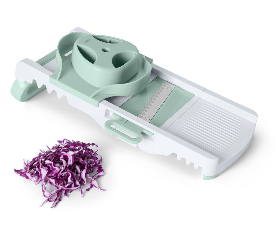 Tarka krajalnica do warzyw z poszatkowaną czerwoną kapustą.