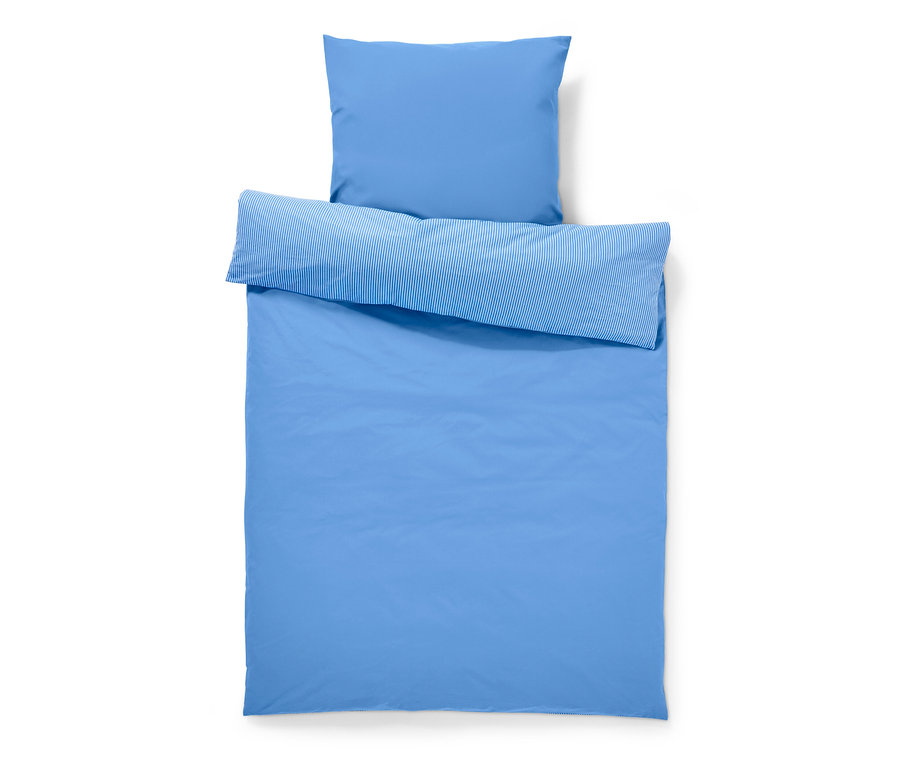 Niebieska pościel z bawełny renforcé w standardowym rozmiarze z paskowanym brzegiem i poduszką.