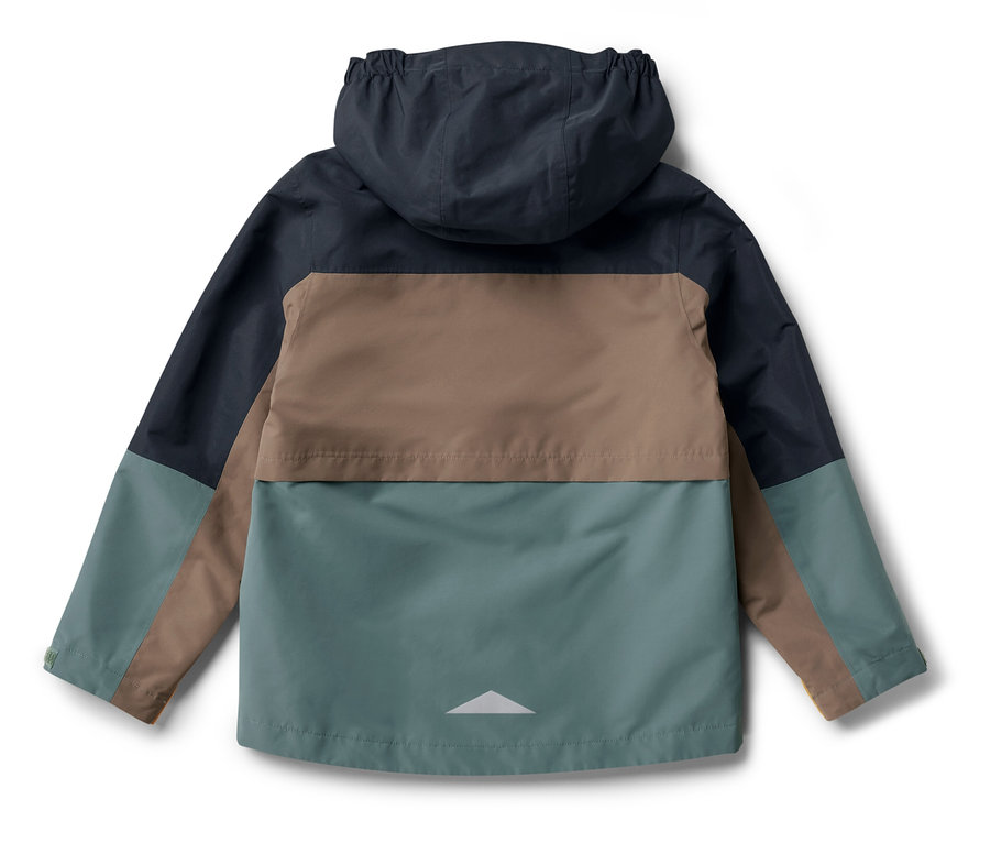 Szczegółowy widok z tyłu dziecięcej kurtki na każdą pogodę, w kolorach granatowym, brązowym i zielonym.