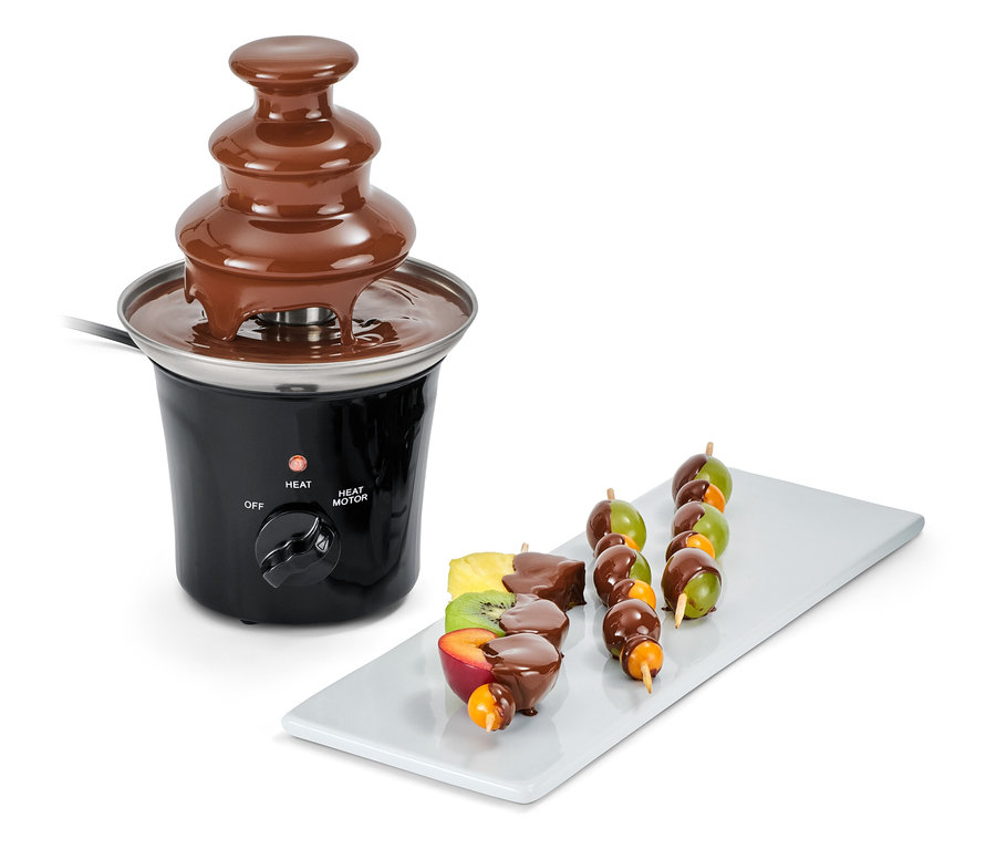 Fontanna czekoladowa z owocowymi szaszłykami.