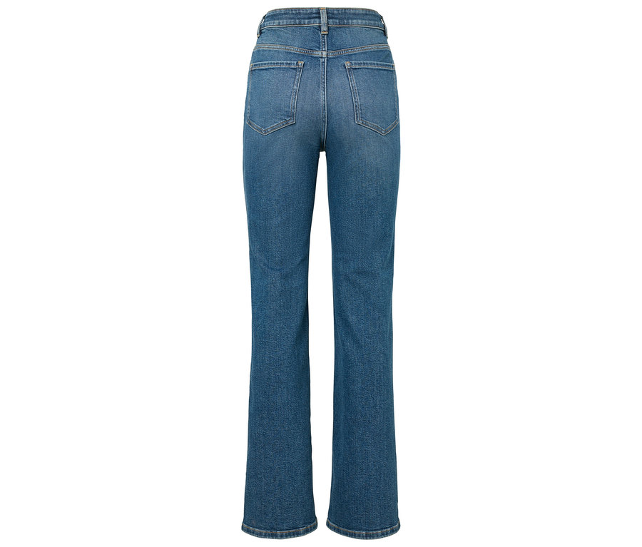 Widok z tyłu niebieskich dżinsów o prostym kroju.