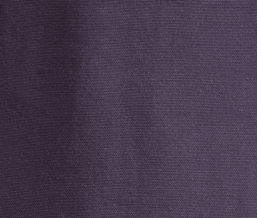 Zbliżenie na fioletową tunikę z wiskozy marki Seidensticker.