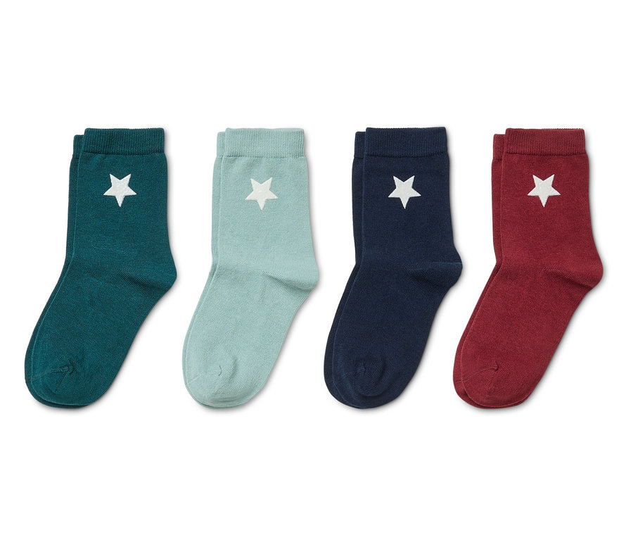 Cztery pary skarpet z gwiazdą w kolorze zielonym, niebiesko-zielonym, granatowym i czerwonym.