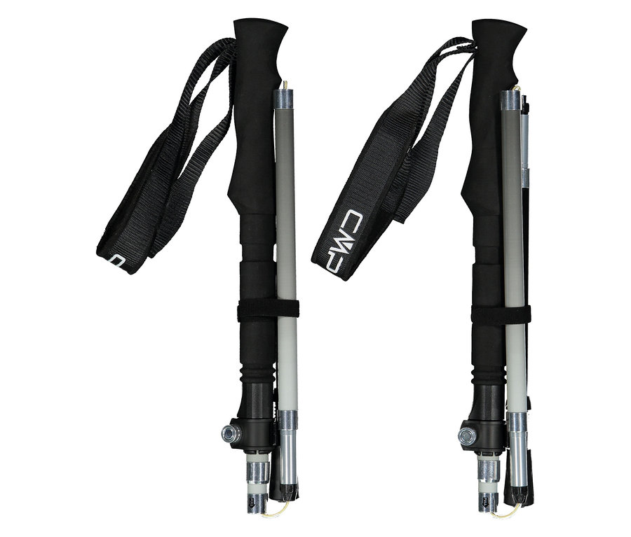 Dwa czarno-szare kije trekkingowe z napisem CMP stoją pionowo na białym tle.