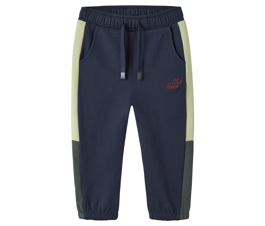 Granatowe spodnie dresowe NAME IT z blokami kolorów leżą na białym tle.