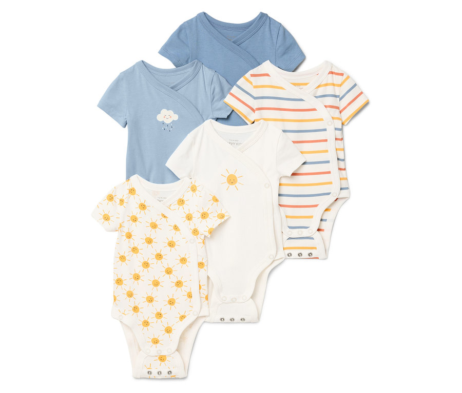 Pięć body niemowlęcych z krótkim rękawem ułożonych jeden na drugim w różnych wzorach: gładki niebieski, niebieski z chmurką, w paski, biały ze słońcem i biały we wzór ze słońcem.