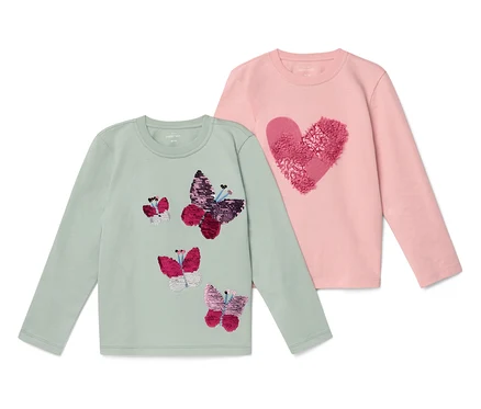 Dwa dziecięce T-shirty z długim rękawem, jeden miętowy z motylami, a drugi różowy z sercem.
