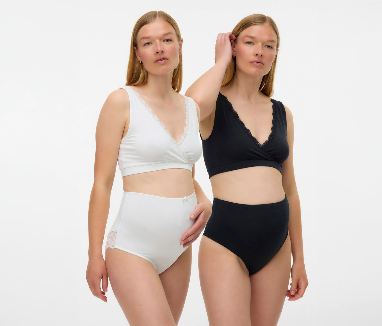 Dwie kobiety ubrane w biustonosze ciążowe MAMALICIOUS „MLHELENA”, 2 sztuki, w kolorach czarnym i białym, z pasującymi majtkami z wysokim stanem.