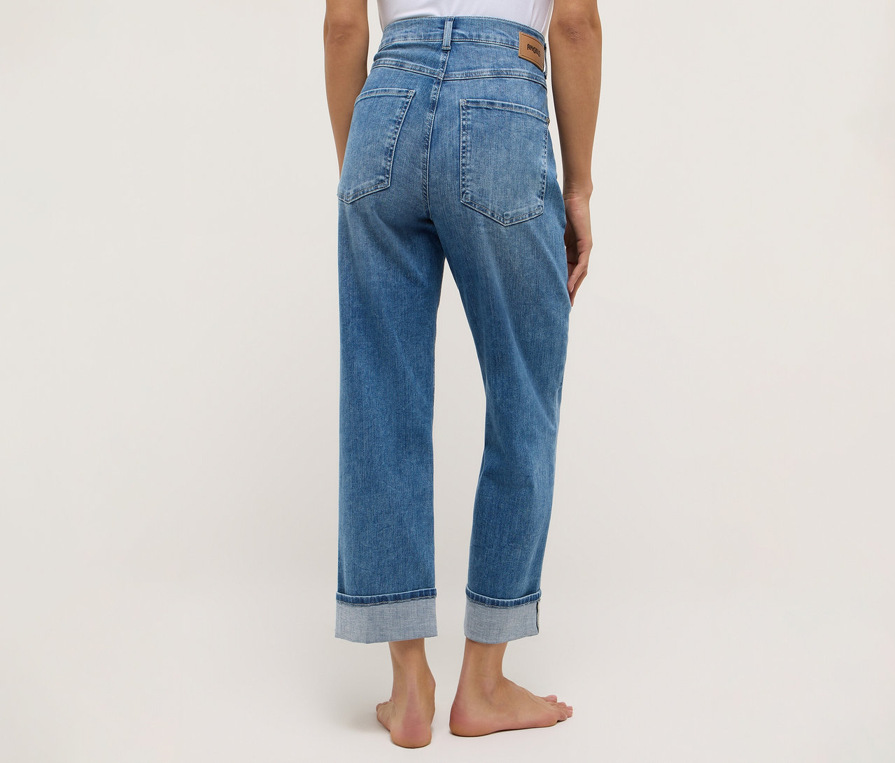 Widok z tyłu kobiety noszącej dżinsy Angels „Liberta”.