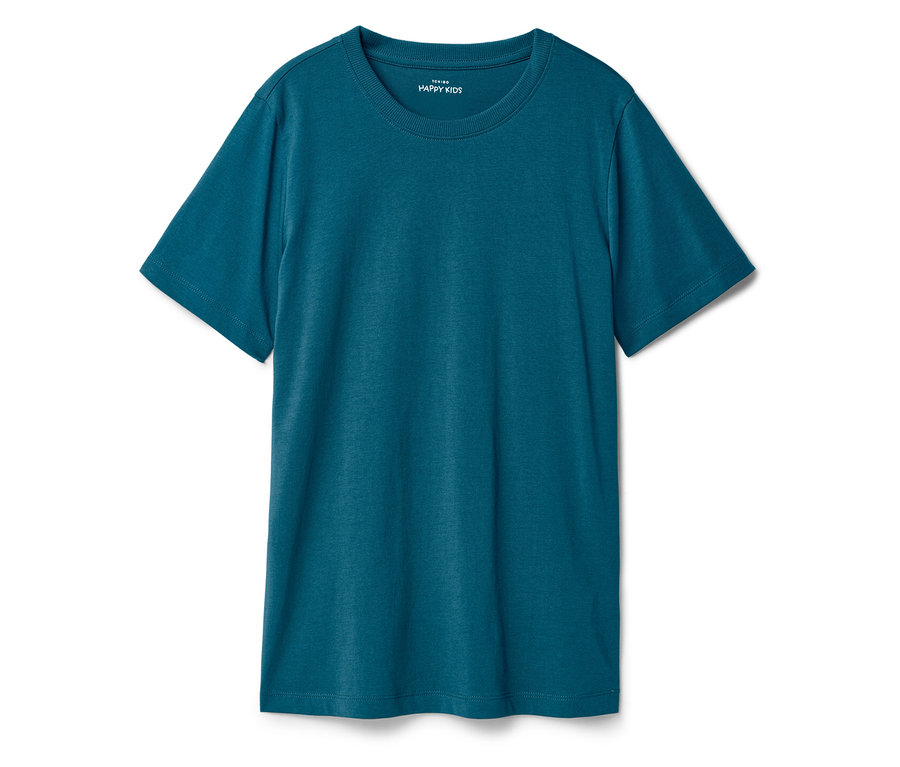 Niebieski T-shirt leży na białym tle.