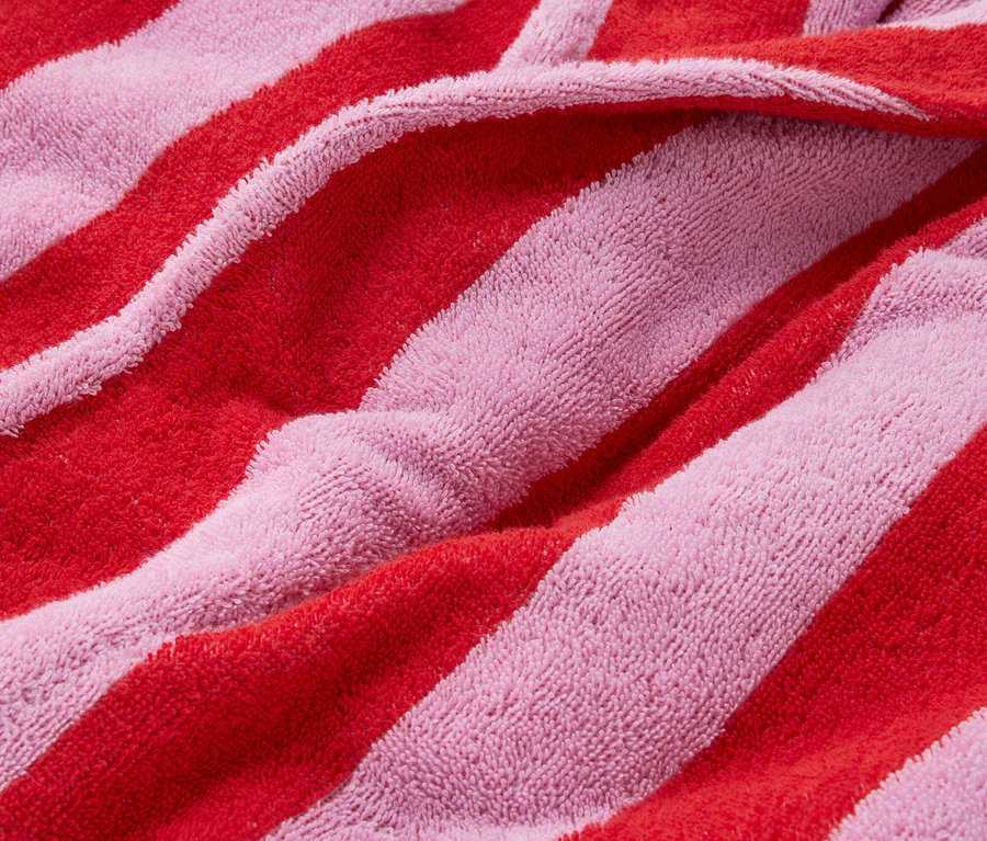 Zbliżenie czerwono-różowego ręcznika frotte w paski.