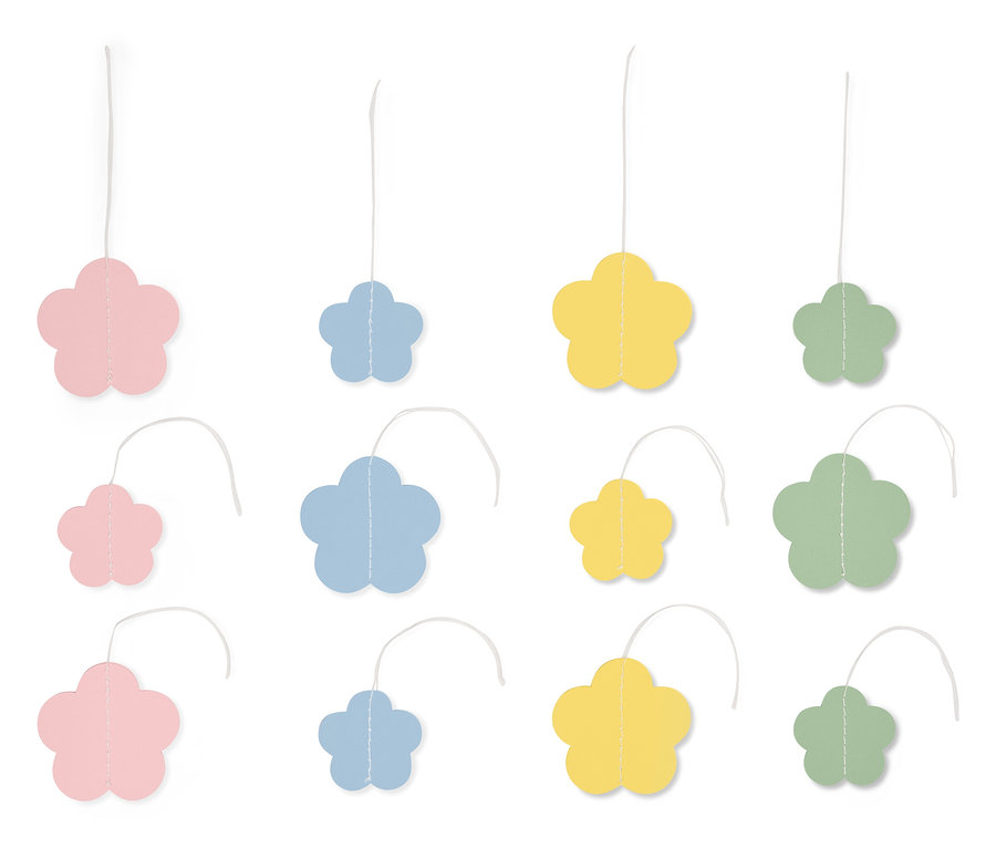 Wielokolorowe zawieszki w kształcie kwiatów wiszą na sznurkach na białym tle.