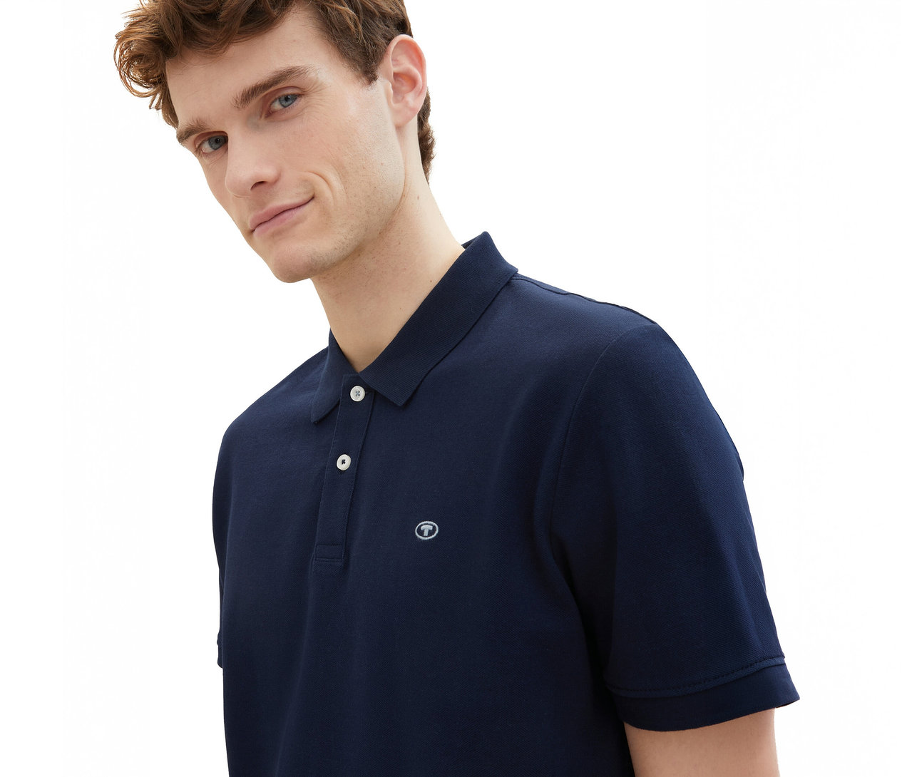 Mężczyzna ma na sobie koszulkę polo Tom Tailor z dzianiny pique, Sky Captain Blue.