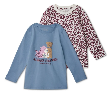 Dwa dziecięce T-shirty z długim rękawem leżą na sobie, jeden niebieski z motywem zwierzęcym, a drugi we wzór panterki.