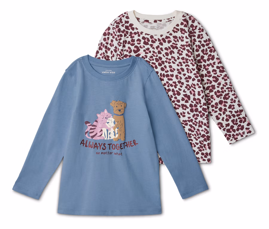 Dwa dziecięce T-shirty z długim rękawem leżą na sobie, jeden niebieski z motywem zwierzęcym, a drugi we wzór panterki.