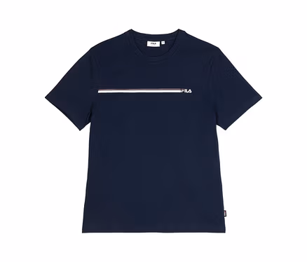Granatowy T-shirt z krótkim rękawem i okrągłym dekoltem. Biało-czerwony poziomy pasek biegnie przez klatkę piersiową, z białym logo „FILA” po prawej stronie.