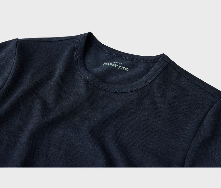 Ciemnoniebieski T-shirt z delikatną melanżową fakturą, okrągłym dekoltem i jasnozieloną metką „TCHIBO HAPPY KIDS” nadrukowaną wewnątrz kołnierzyka.
