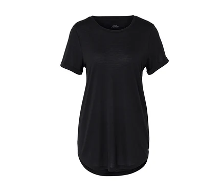 Czarny T-shirt z krótkim rękawem.