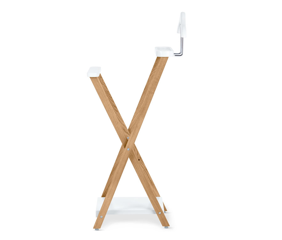 Widok z boku krzesełka do karmienia z jasną drewnianą ramą i białym siedziskiem.