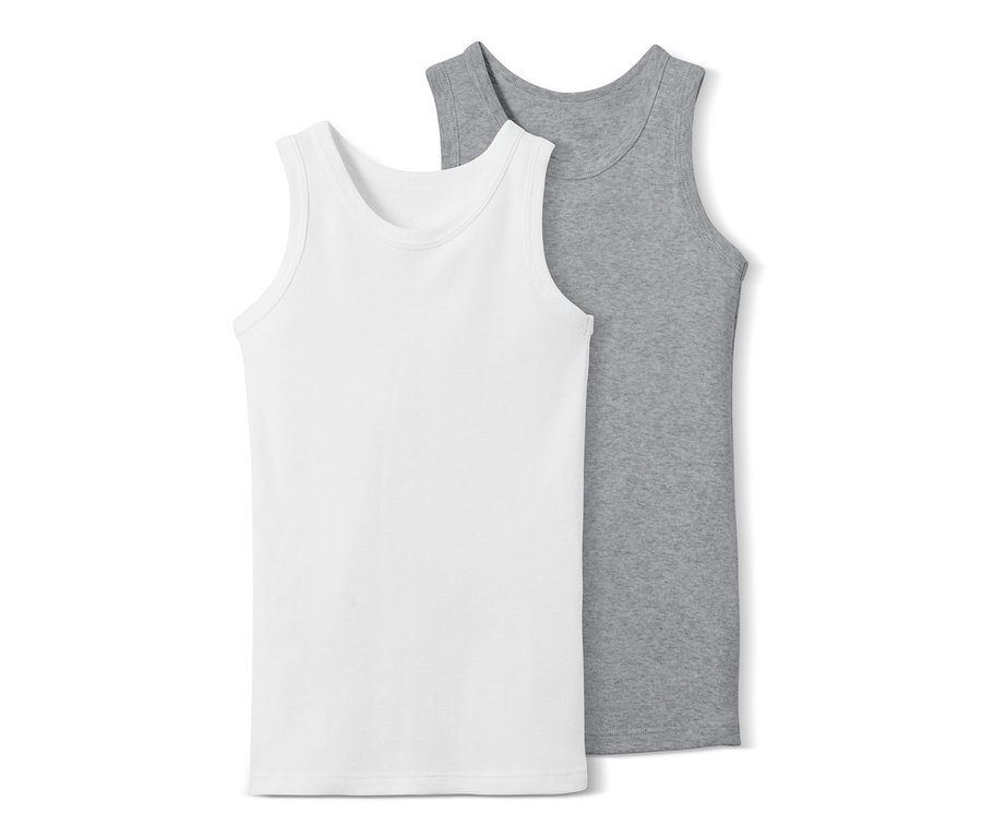 Dwa chłopięce podkoszulki na ramiączkach, biały i szary, leżą obok siebie.