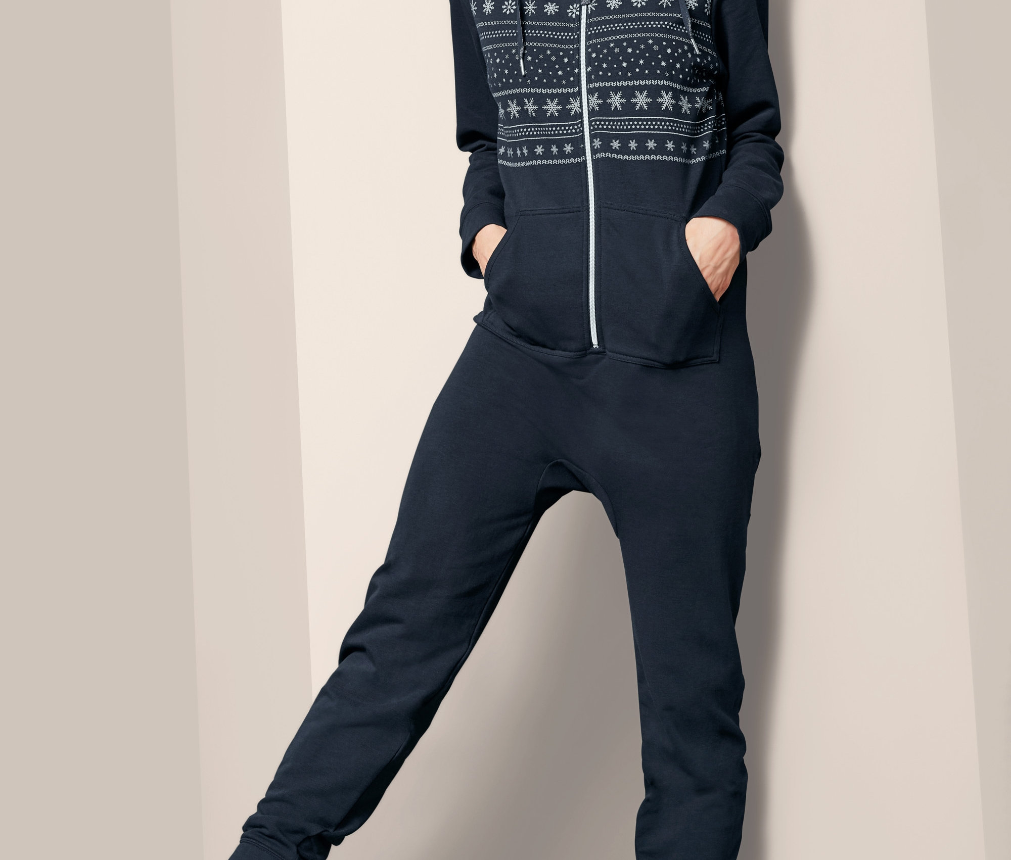 Kobieta pozuje w damskim kombinezonie rekreacyjnym z dzianiny dresowej.