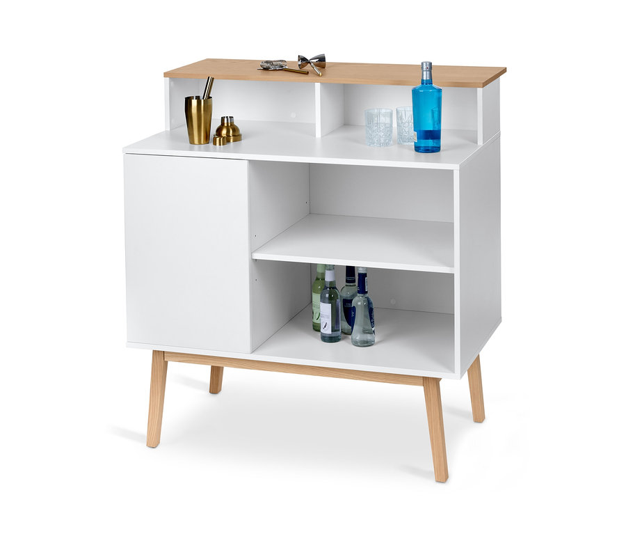Biały bar z ladą i drewnianym blatem. Na górnej półce stoją szklanki i butelki.