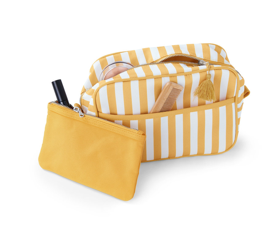 Kosmetyczka z saszetką w żółto-białe paski, w środku grzebień i puder.