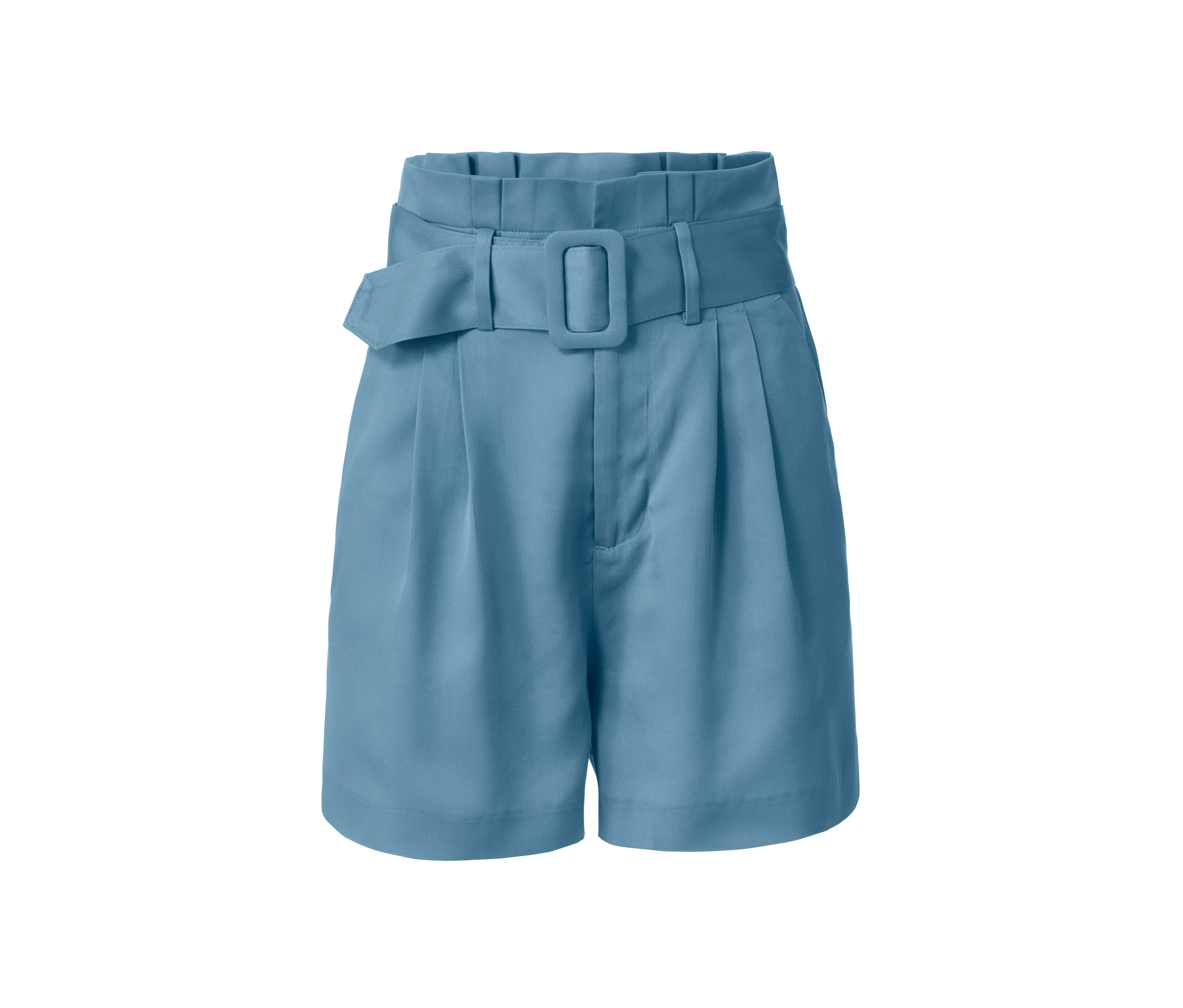 Niebieskie szorty paperbag z paskiem na białym tle.