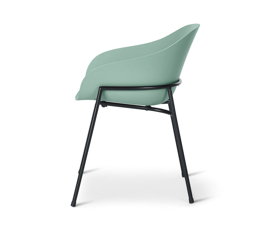 Szczegół nowoczesnego krzesła w kolorze miętowym z czarnymi metalowymi nogami.