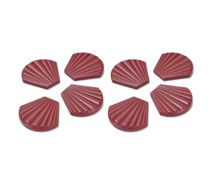 Osiem bordowych obciążników do obrusu w kształcie muszli leży na białym tle.