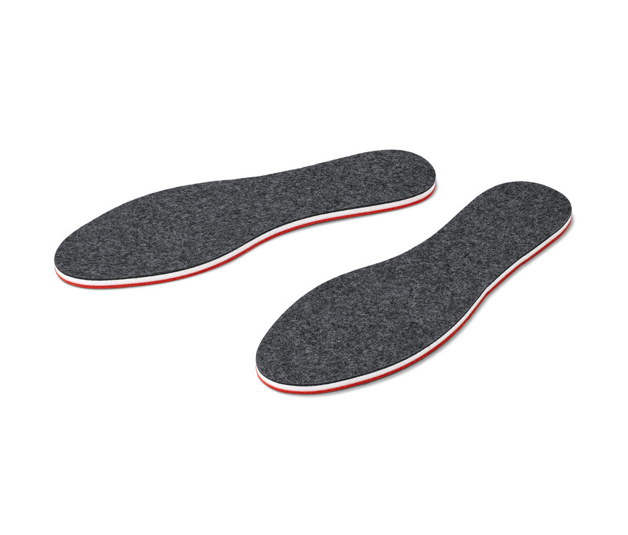 Dwie ciepłe wkładki do butów na białym tle.