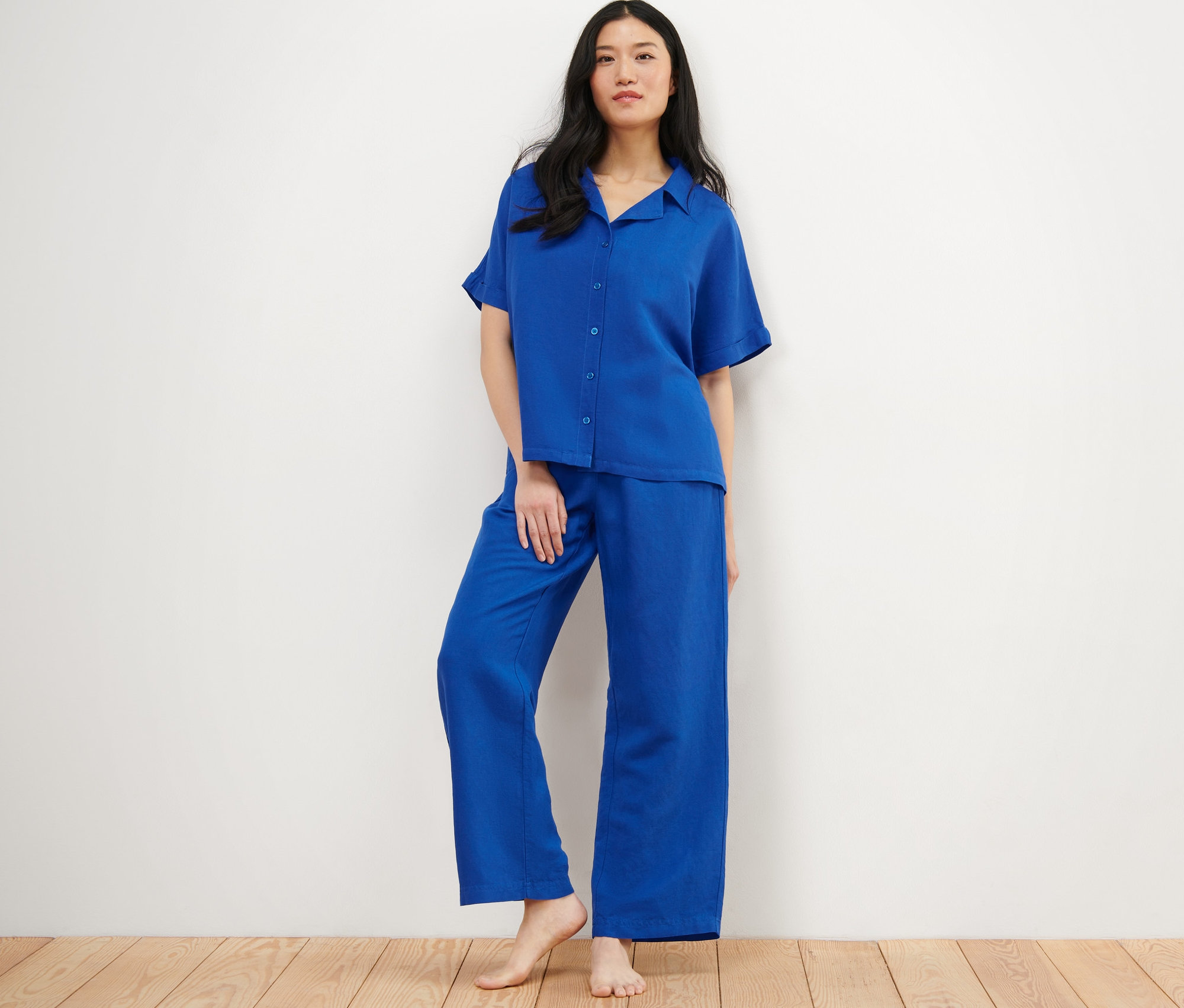 Kobieta pozuje w piżamie z lnu.