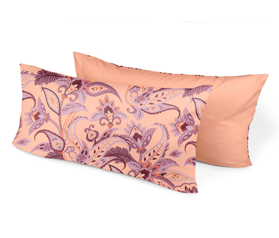 Dwie dżersejowe poszewki na poduszki we wzory kwiatowe w odcieniach pomarańczy, fioletu i brązu.