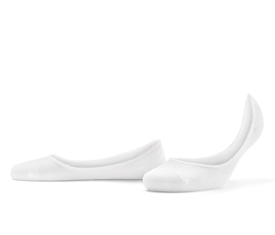 Dwie pary białych skarpetek do sneakersów.