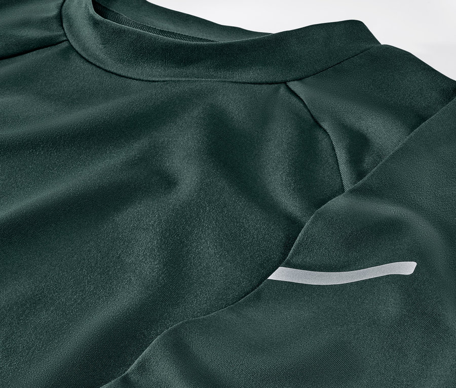 Zbliżenie na ciemnozieloną koszulkę funkcyjną z długim rękawem.