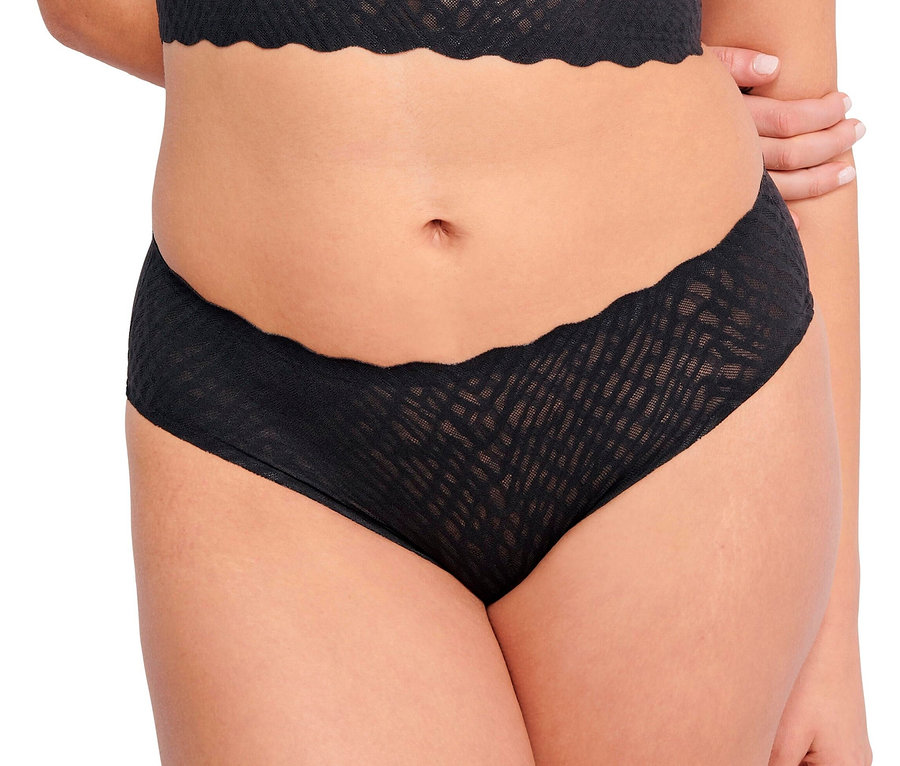 Torso kobiety w czarnych hipstery sloggi ZERO Feel Bliss.