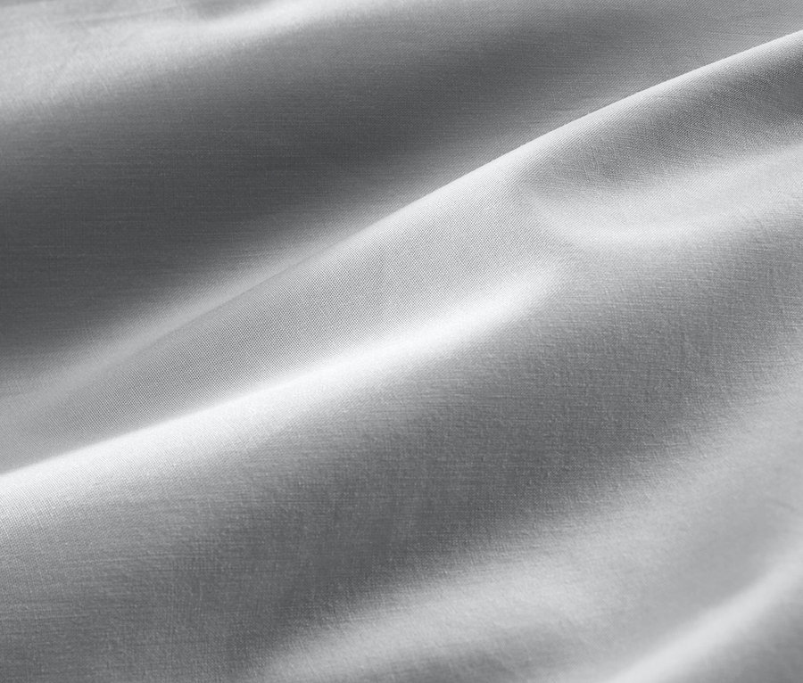 Zbliżenie na szarą pościel z satyny bawełnianej w rozmiarze standardowym i niestandardowym.