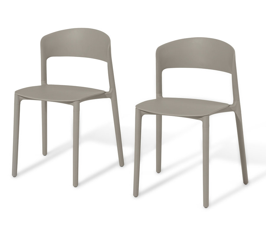 Dwa krzesła z tworzywa sztucznego na białym tle.