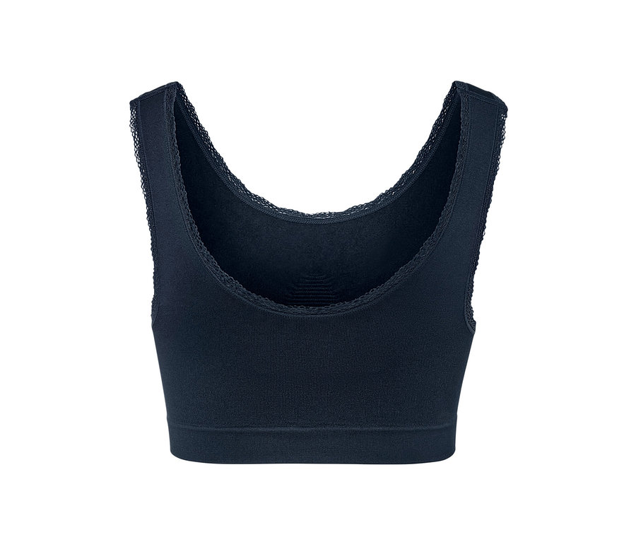 Zbliżenie granatowej, bezszwowej braletki z koronkowym wykończeniem.