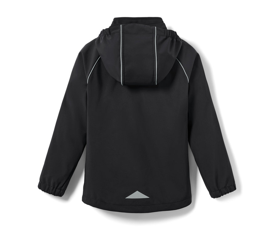 Widok z tyłu czarnej kurtki softshell dla dzieci z kapturem i elementami odblaskowymi.